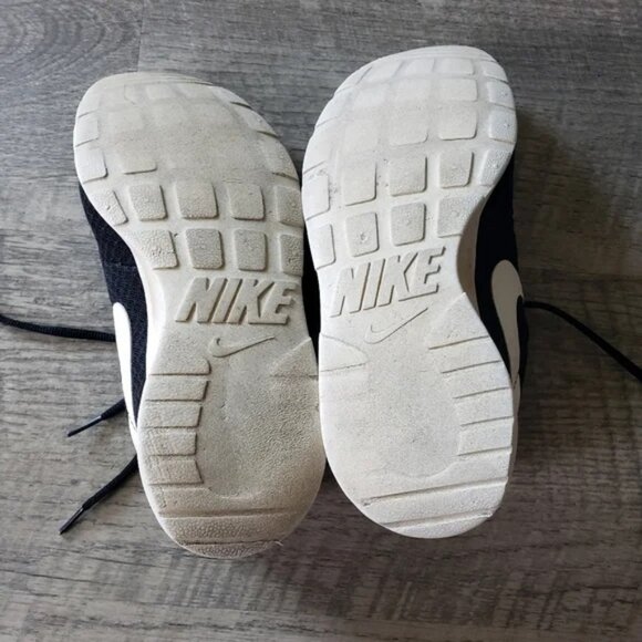 Nike Black and White Tanjun Sneakers. - Picture 7 of 7
